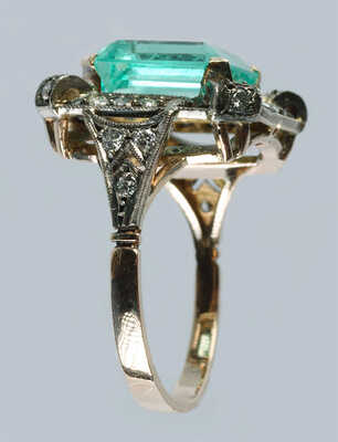 Кольцо из золота (по клейму 56), общим весом 5,07 грамма, содержит природные вставки: изумруд и бриллианты